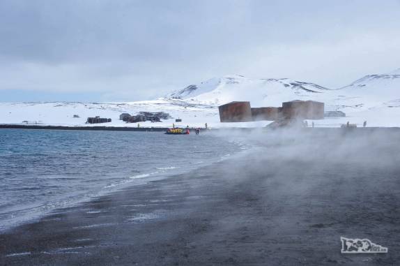 Vapor formado pelo encontro da água quente vulcânica com o ar gelado polar na praia de Deception Island, na Antártida